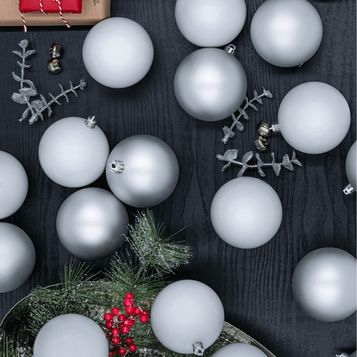 Kit de Bolas Natalinas Brancas Antiestilhaço (48 Peças)