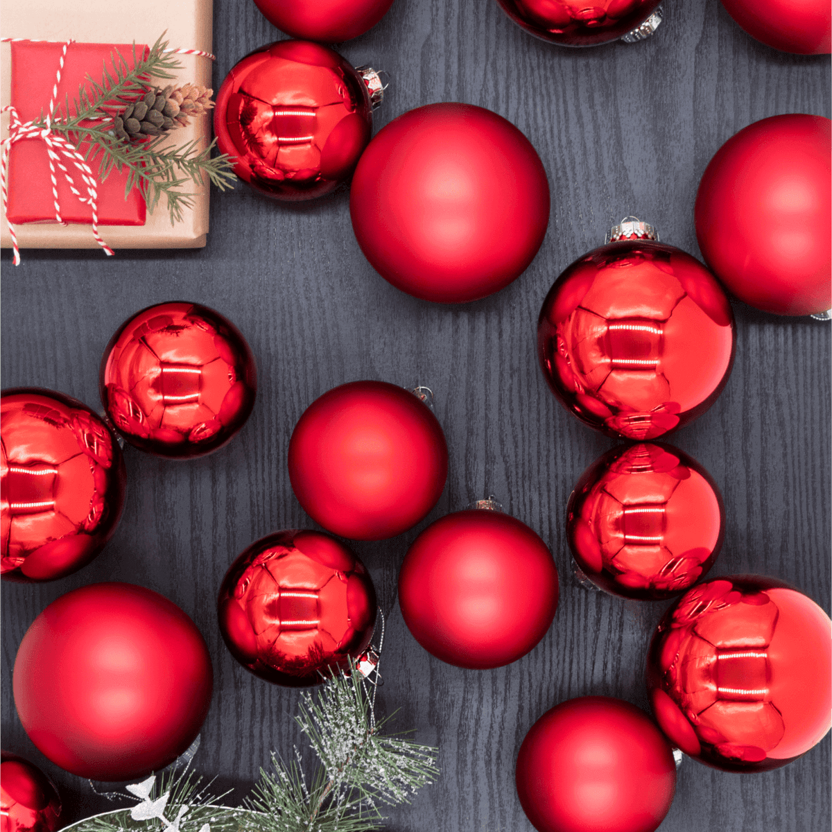 Conjunto de Bolas Natalinas Vermelhas em Vidro (24 Peças)